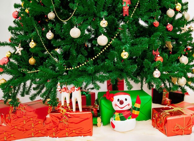 글로브와 나무와 현실적인 크리스마스 배경