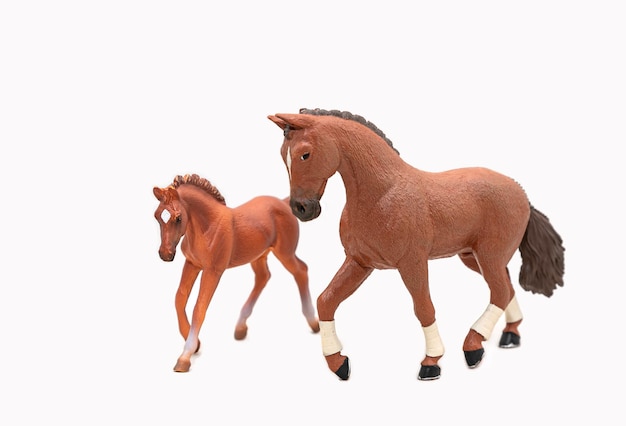 リアルなプラスチックのおもちゃの馬とその子馬