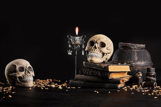Realistisch model van een menselijke schedel met tanden op een houten donkere tafel zwarte achtergrond medische wetenschap