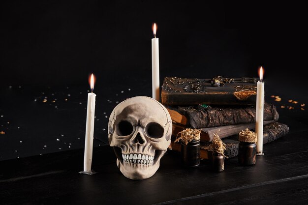 Realistisch model van een menselijke schedel met tanden op een houten donkere tafel zwarte achtergrond medische wetenschap