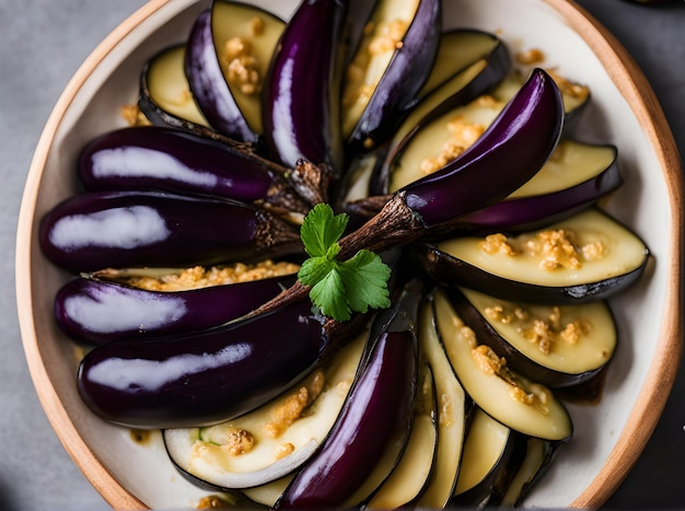 Realistische gebakken aubergine gezellige sfeer met warme verlichting Hoog gedetailleerde neutrale kleurpalet Restaurant setting zonder aanwezigheid van mensen Generatieve AI gegenereerd