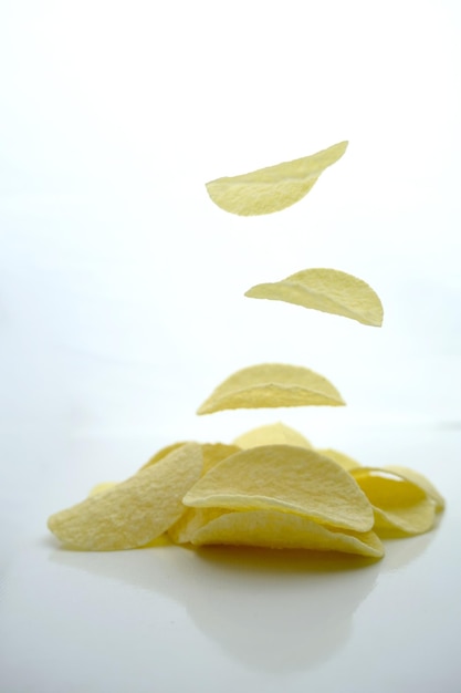 Realistische vliegende aardappelchips