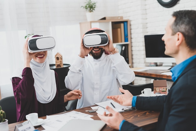 Realtor Clients Watch Design in 3D VR Glasses.