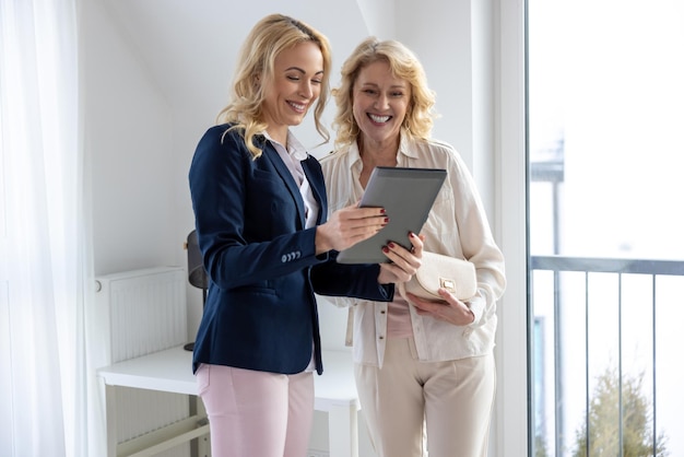 Realtor demonstreert een contract aan haar cliënt