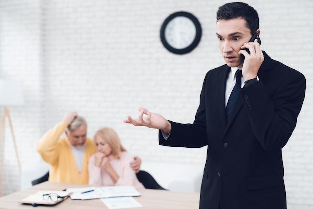 Foto l'agente immobiliare sta discutendo animatamente qualcosa al telefono