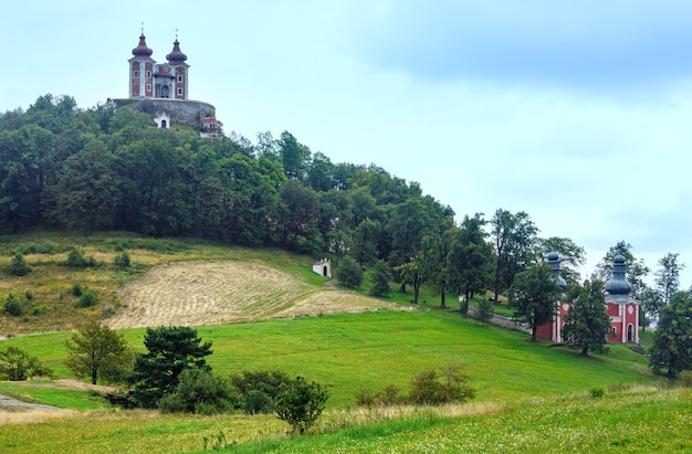 Banska Stiavnica (슬로바키아)의 교회 아래에서 수확 한 들판-Banskostiavnicka kalvaria (1744-1751에 건축)