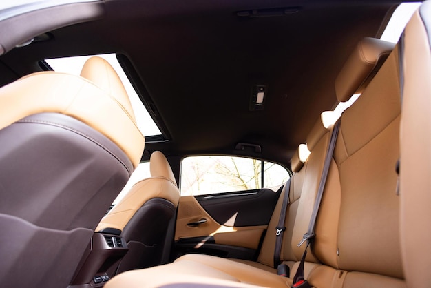 Фото Задние кожаные пассажирские сиденья в современном роскошном автомобиле кожаное пассажирское сиденье в современном автомобиле