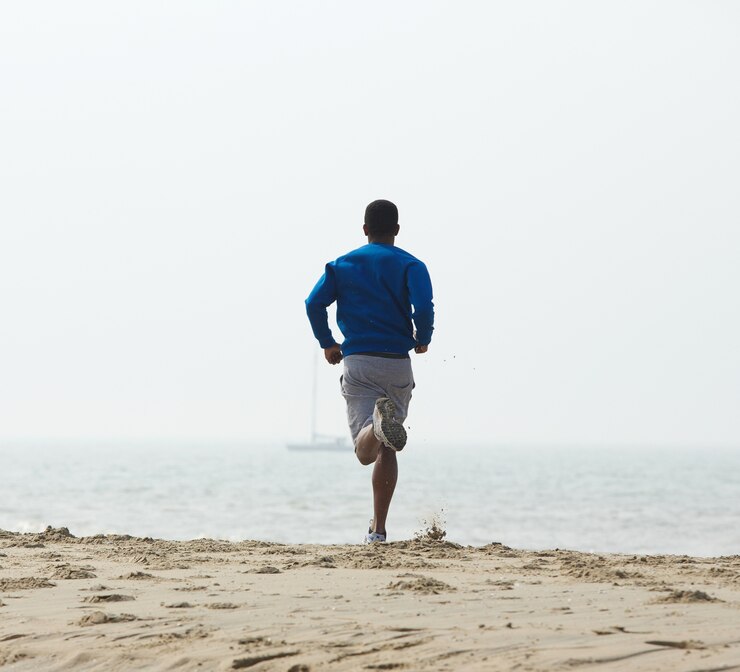 Photo rear view african american man jogging