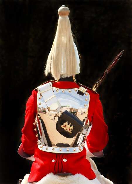 Photo rear view of army soldier against black background