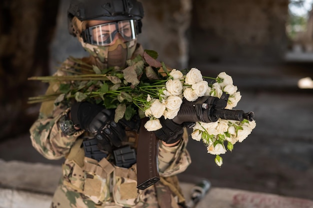 Foto vista posteriore di un soldato dell'esercito con un bouquet