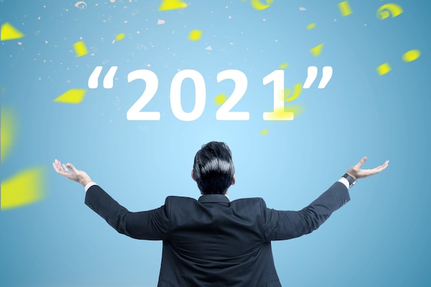 Вид сзади азиатского бизнесмена, готового к 2021 году. С Новым 2021 годом.