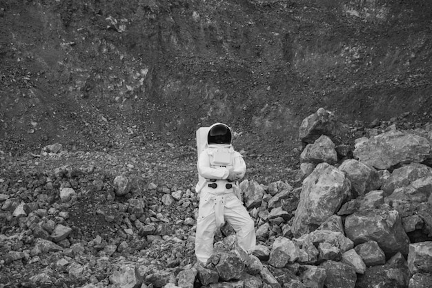 Foto vista posteriore di un astronauta in piedi sul campo