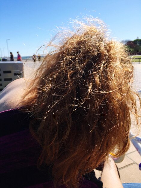 Foto vista posteriore di una donna bionda contro un cielo limpido