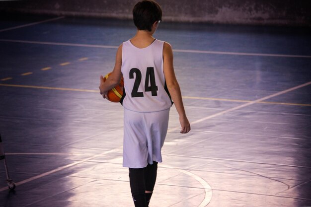 Foto vista posteriore di un ragazzo che gioca a basket