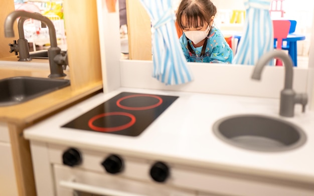 Photo rear view of boy playing on table