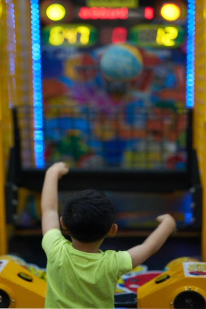 Photo rear view of boy playing