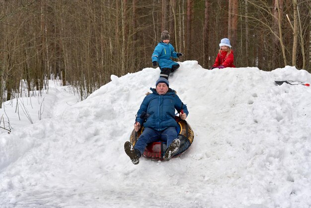 Photo rear view of boy riding motorcycle on snow