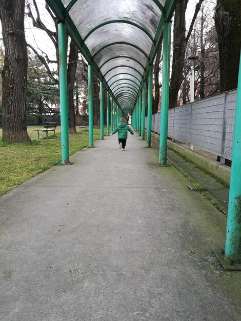 Foto vista posteriore di un ragazzo che corre all'arco