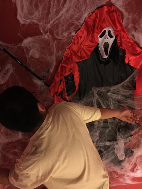 Photo rear view of boy standing by evil costume