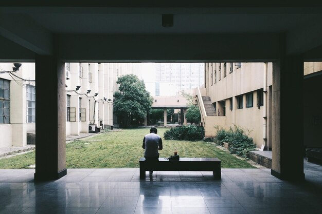 Foto vista posteriore del ragazzo che cammina sul sentiero