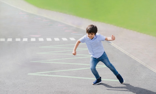 Photo rear view of boy walking on road