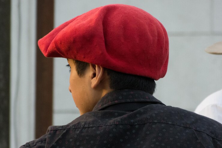 Photo 야외에서 모자를 입은 소년의 뒷면