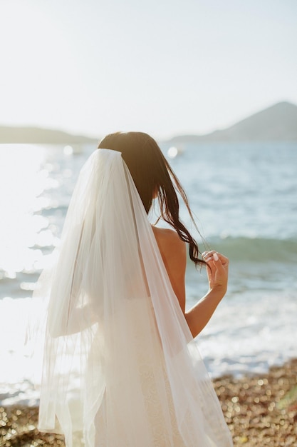 해변 에 서 있는 신부 의 뒷면