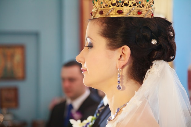 Foto vista posteriore della sposa in attesa in una chiesa affollata