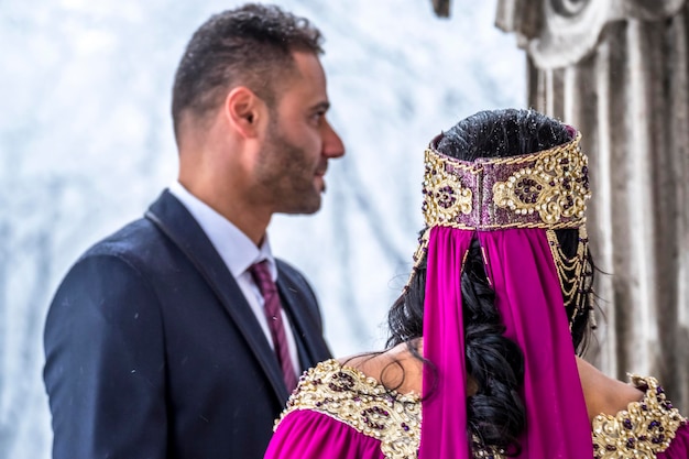 Photo rear view of bride with bridegroom during weeding ceremony