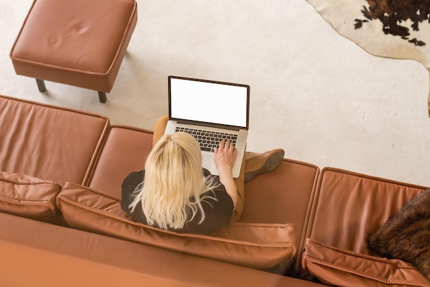 카피스페이스가 있는 사무실 책상에서 노트북을 사용하여 바쁜 비즈니스 여성의 뒷모습.