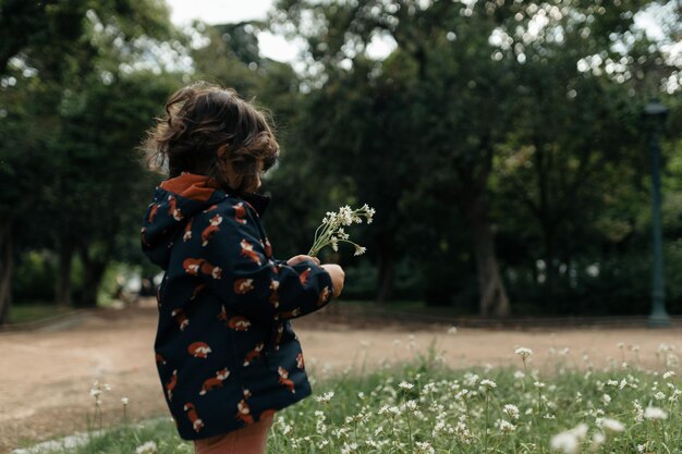 Photo rear view of child standing on field