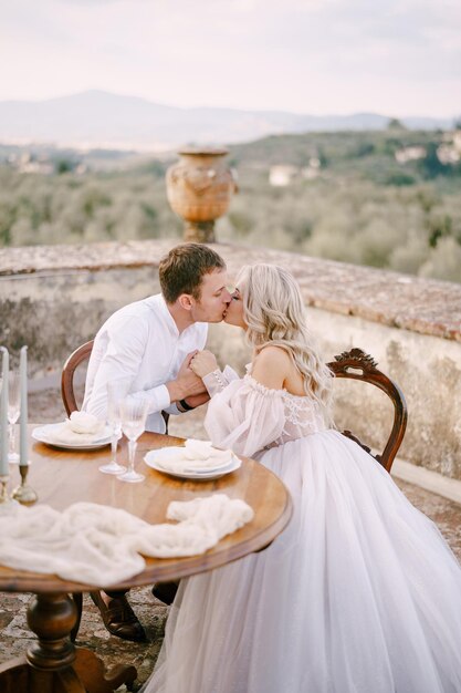 Photo rear view of couple on glass