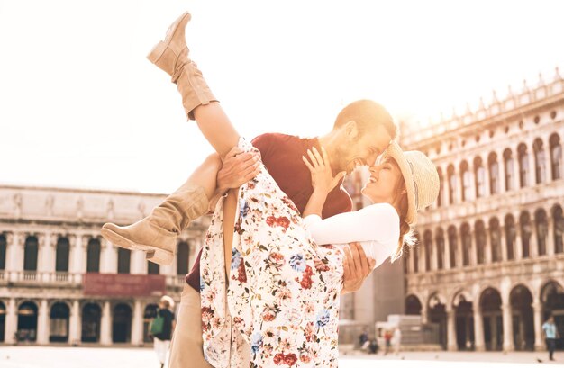 Photo rear view of couple kissing against the sky