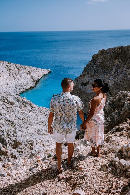 Photo rear view of couple looking at sea against sky