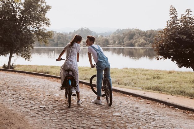 Foto vista posteriore di una coppia in bicicletta