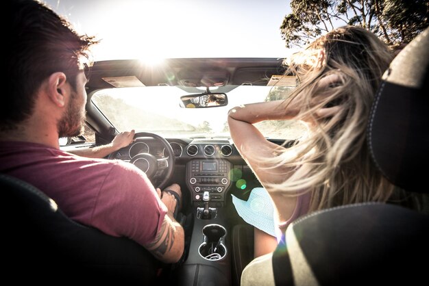 Photo rear view of couple sitting in car