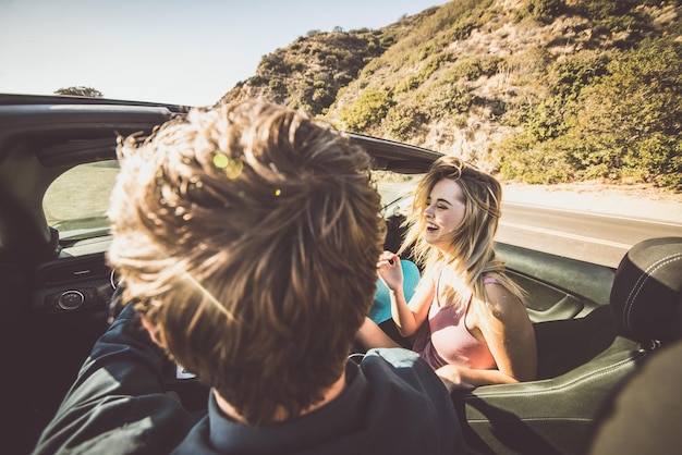 Photo rear view of couple sitting in car