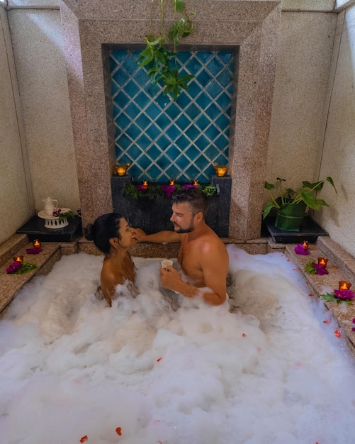 Photo rear view of couple sitting on floor