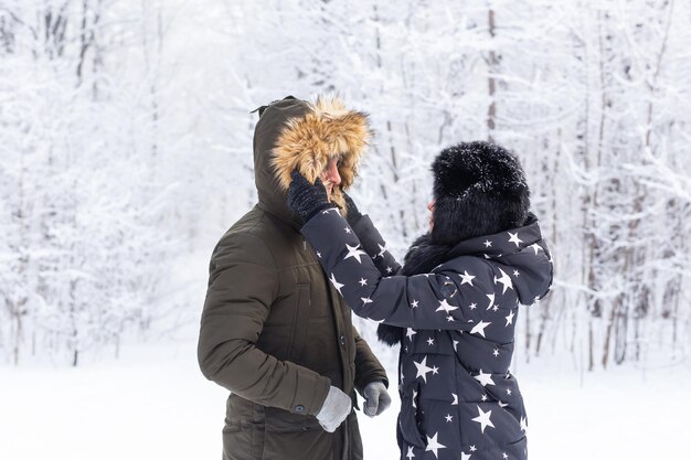 雪で覆われた土地に立っている夫婦の後ろの景色