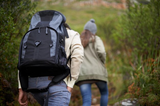 Photo rear view of couple walking on field