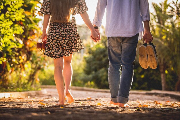 Photo rear view of couple walking outdoors