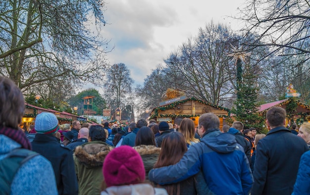 Foto la vista posteriore della folla durante il natale