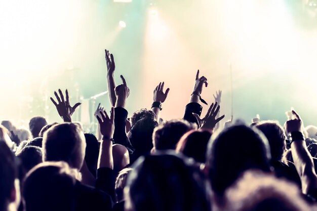 Photo rear view of crowd enjoying during music concert