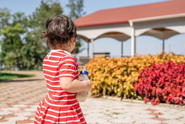 Photo rear view of cute infant girl in the park