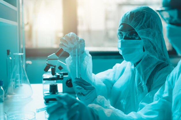 Foto vista posteriore di un medico che esamina un paziente in laboratorio