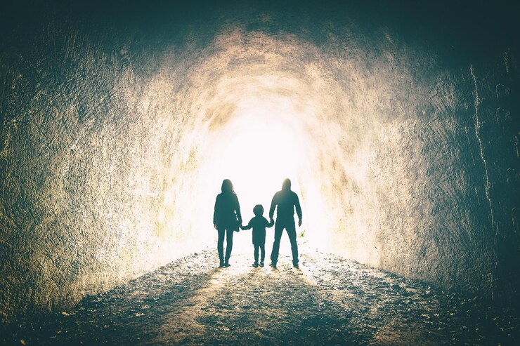 Photo rear view of family in tunnel
