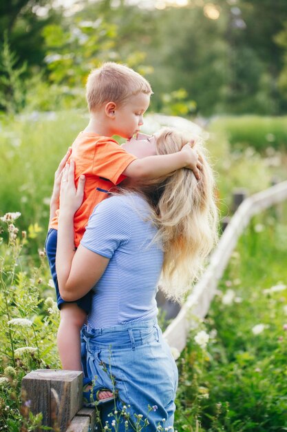 Foto vista posteriore di padre e figlio