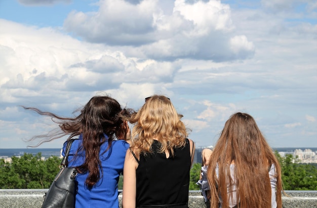 Photo rear view of female friends against sky