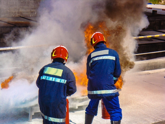 Foto vista posteriore dei vigili del fuoco che spengono l'incendio sul ponte