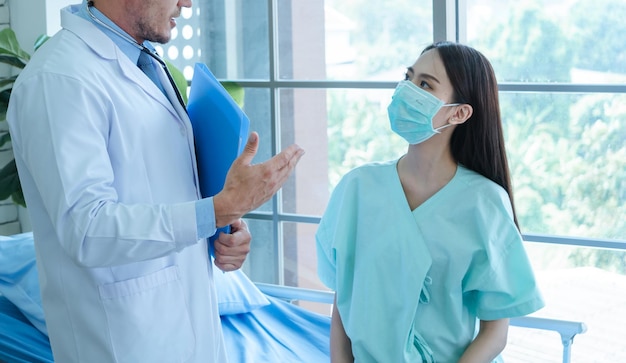 窓の前に立っている友人の後ろの景色
